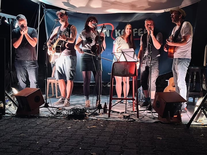 Eine Band spielt Musik
